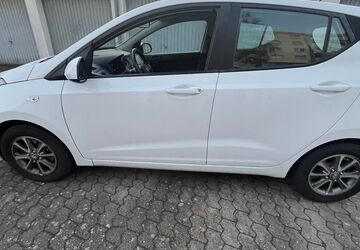 Hyundai i10 26.800 km 8.399 &euro; Stutensee 76297